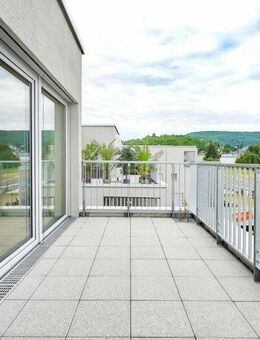 Urbanes Wohngefühl mit Weitblick: Lichtdurchflutete 2-Zi.-Wohnung mit großzügiger Dachterrasse - Aalen
