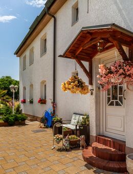 3-Familienhaus in Stein mit Top-Ausstattung: PV-Anlage, Speicher, 3 Garagen & Stellplatz! - Stein (Bayern)