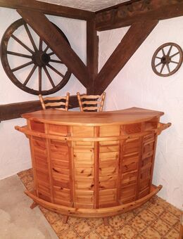 Kellerbar aus hellem Holz mit zwei hohen Barhockern zu verkaufen - Mering