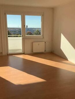 Große 3-Raumwohnung mit Balkon in Grünau-Mitte sucht neue Mieter - Leipzig