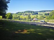 Anwesen mit 3 Wohnungen, 12 Pferdeboxen und ca. 2,95 ha Grund - sehr gepflegt - Nähe Schönberg - zusätzl. Bauplatz inkl. - Schönberg (Regierungsbezirk Niederbayern)