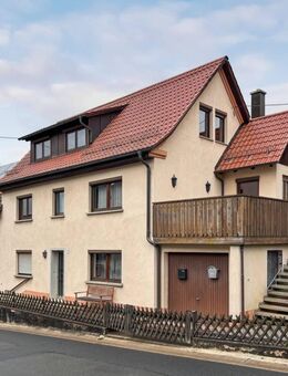 Teilvermietetes Zweifamilienhaus mit pflegeleichtem Garten, Scheune und zwei Garagen in Kühlenfels - Pottenstein
