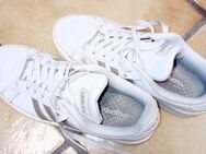 Adidas getragene Schuhe - Singen (Hohentwiel)