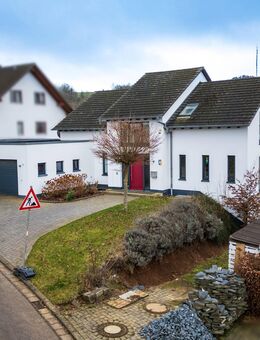 Großes Einfamilienhaus mit kleiner Einliegerwohnung und Pool im Garten - Perl