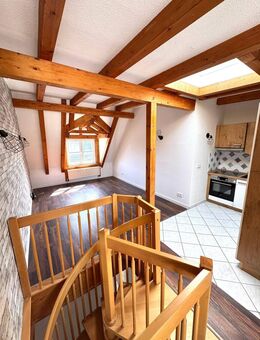 ==Maisonette-Wohnung mit überdachtem Balkon, Einbauküche & sichtbaren Balken== - Gera