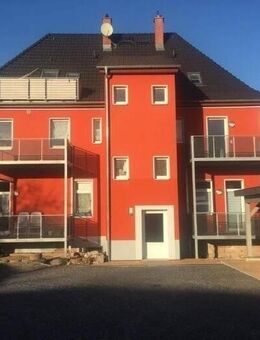Tolle 3-Zi.-Wohnung im 1.OG, mit großem Balkon, Carport und großen Gartenanteil in Saalfeld, Geraer Straße - Saalfeld (Saale)
