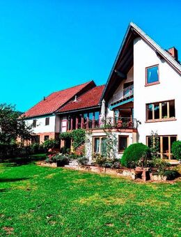 herrschaftliches Anwesen mit zwei Wohngebäuden, Nebengebäuden und großem Grundstück - Eschau