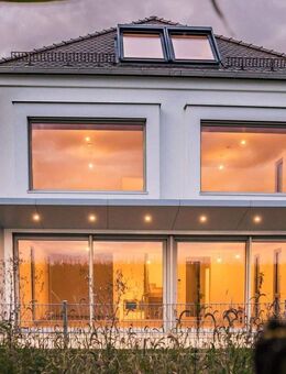 Frei stehendes Einfamilienhaus mit möglicher Einliegerwohnung, Tiefgarage und unverbautem Ausblick - Gräfelfing