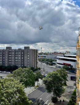 Fernsehturmblick, 2,5-Zimmer-Eigentumswohnung bezugsfrei kaufen in Berlin-Gesundbrunnen, 58 m², Süd-Loggia - Berlin