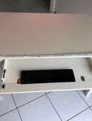 Schreibtisch mit Schublade für Tastatur in 8105