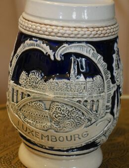 Bierkrug aus Steinzeug ; Luxembourg - Diekirch , Vianden , Mondorf, Grevenmacher ,Echternach , Clervaux , Höhe 14cm , K330 - Görlitz