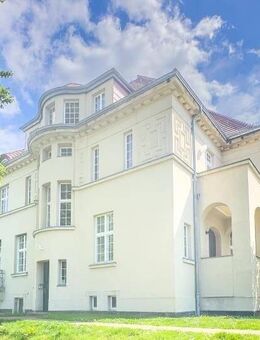 ERSTKLASSIG 2 ZI. WOHNUNG MIT TERRASSE IN CHARMANTER GRÜNDERZEITVILLA AUF EINEM PARKGRUNDSTÜCK - Dresden