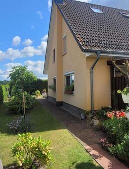Einzugsbereite Doppelhaushälfte in ruhiger Wohngegend mit überdachter Terrasse und Doppelcarport :-) - Boizenburg (Elbe)