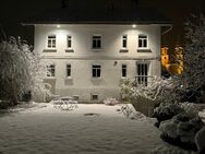 Zauberhafte Villa im neoklassizistischen Stil - äußerst gepflegt und stilsicher ausgestattet. - Rot (Rot)