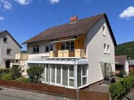 Gepflegtes Zweifamilienhaus mit Wintergarten und Weitblick - Amorbach