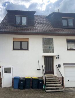 Zweifamilienhaus mit Garagen am Ortsrand von Knüllwald-Rengshausen - Knüllwald