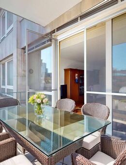 Charmante Zwei-Zimmer-Wohnung mit Balkon und Stellplatz in zentraler Lage - Frankfurt (Main)
