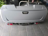 Vermietung Thule BackUp 900 Heckbox mit passendem Thule Euro Classic Pro 902 Trägern und Beleuchtung - Aachen
