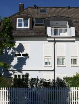 Traumhafte Dachgeschoß-Galerie Wohnung in Walmdachvilla - München