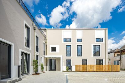Spektakulär Wohnen: Stilvolle 2-Zimmer-Wohnung, großes Bad und Terrasse aus beiden Zimmern