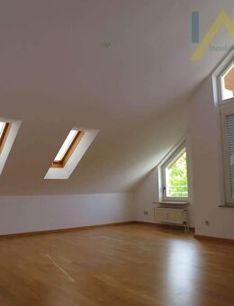 Wunderschöne 2-Zimmer-Dachgeschosswohnung mit Balkon in ruhiger Sackgassenlage - Gerlingen