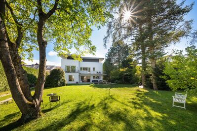 Moderne Villa auf großzügigem Grundstück mit separatem Bungalow