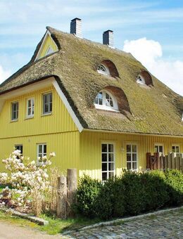 Sommer, Sonne und Ferien im Seebad Born - Haus mit Rohrdach in Born a. Darß - Born (Darß)