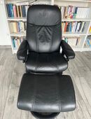 Stressless-Ledersessel und Hocker in 97084