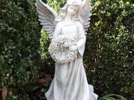 Große Engel Figur mit Kranz aus Blumen, Höhe 56 cm - Uslar Zentrum