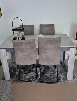 Tisch mit Stühle - Kassel
