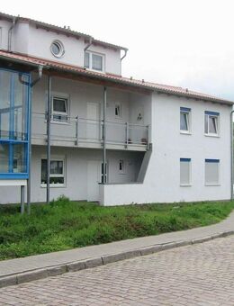 Traumhaft gelegene, helle 1-Zimmer-Wohnung in exponierter Lage mit großem Sonnenbalkon - Coswig (Anhalt)