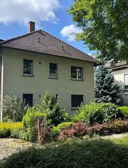 Investition in die Zukunft: Großes Grundstück trifft auf vielseitiges Zweifamilienhaus zum Gestalten - Bruchsal