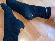 löchrig getragene, duftende Markensocken - Neubrandenburg