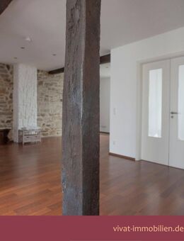 Erdgeschoss-Wohnung (3ZKB) mit Loft-Charakter. City-Lage in zweiter Reihe. EBK, Stellplatz. - Friedrichsdorf