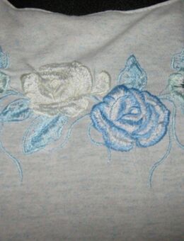 Original VINTAGE * Romantik * Blumen * Blüten * Flower- Power * Stickerei * Kurzarm * T- Shirt "New Fashion" Gr. 42- 44, 46/ M- L * himmel- blau * - Riedlingen