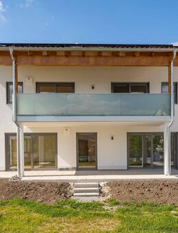 ERSTBEZUG! HOCHWERTIGE UND MODERNE 3-ZIMMER-WOHNUNG MIT ÜBERDACHTER TERRASSE & PRIVATGARTEN - Oberschneiding