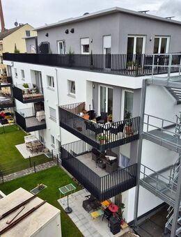 Schöne moderne 4-ZKB im 1. OG mit Balkon - Augsburg