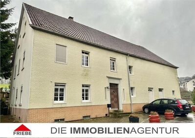 Bauernhaus mit Nebengebäuden in ländlicher Sackgassenlage