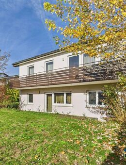 Begehrte Top-Lage in Hattenhofen! Großes EFH mit ELW, Terrasse, Balkon & schönem, großen Garten uvm! - Hattenhofen (Baden-Württemberg)