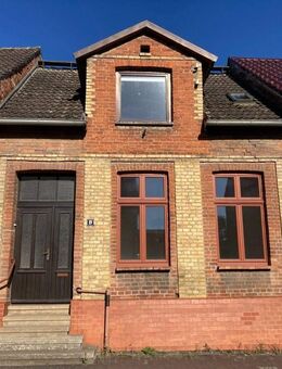 Zentral: Reihenhaus mit Zufahrt - Garage - Freisitz - Gartenfläche.... - Teterow