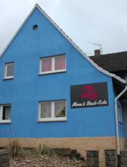 Großes Zweifamilienhaus mit großer Halle und diversen Nebengebäuden. - Itzgrund