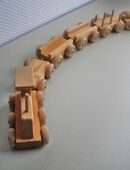 Holz-Zug-Lok mit 5 Anhängern,Natur,ca. 58 cm angehängt in 52441