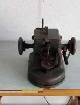 Pelznähmaschinen komplett aufgebaut inkl. Arbeitstisch - Nidderau