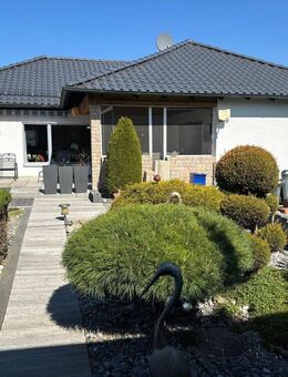 Jetzt ist der richtige Zeitpunkt! Stilvoller Bungalow mit meditativem Garten + Garage - Pyrbaum