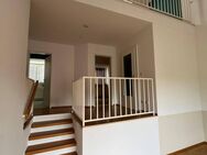 2,5-Zimmer-Galeriewohnung mit Balkon, Einbauküche und Tiefgaragenstellplatz - Nürnberg