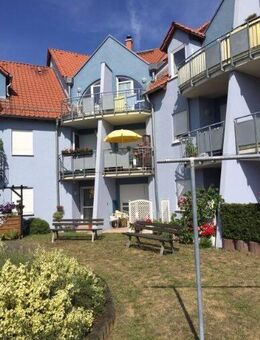 Hübsche Dachgeschosswohnung, Balkon und Wannenbad, Blick ins Grüne, Stellplatz - Weinböhla