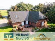 Kernsaniertes Landhaus auf großem Grundstück mit Grünland, sowie Angel- und Badeteichanteil - Ladelund