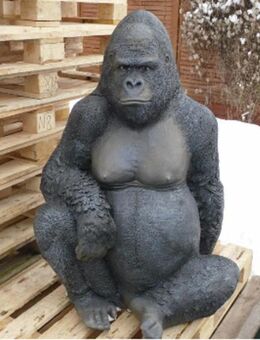 Affe Gorilla sitzend Dekofigur für Haus und Garten - Hergisdorf