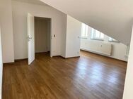 Frei! Zentral und doch ruhig: Schönes, helles Mansarden-Apartment mit Einbauküche, etc., + Parkplatz - Burglengenfeld