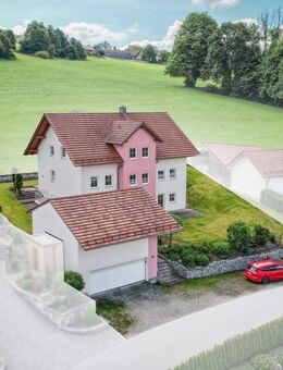 Wohnen mit Weitblick - großzügiges Zweifamilienhaus mit Einliegerwohnung und Doppelgarage! - Chamerau